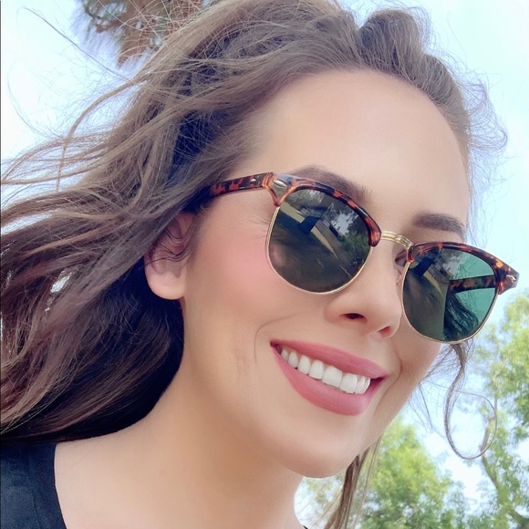 Meet your Posher, Caroline - Picture 2 of 3